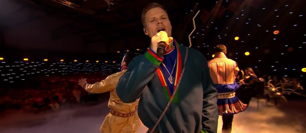 Nils Ove Kuorak på scen under årets Sámi Grand Prix