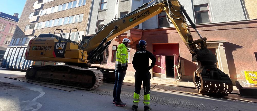 Grävmaskin bakom eldhärjade  hotell Kärnan i Helsingborg  som nu ska rivas.