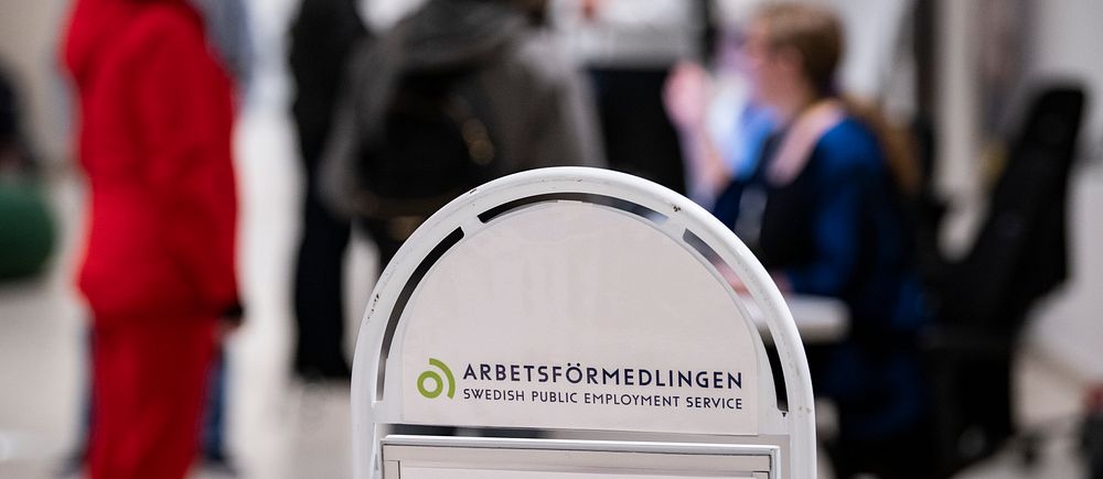 Skylt med Arbetsförmedlingen logga.