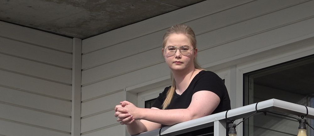 Mikaela Mikkiz Larsson på sin balkong i Umeå