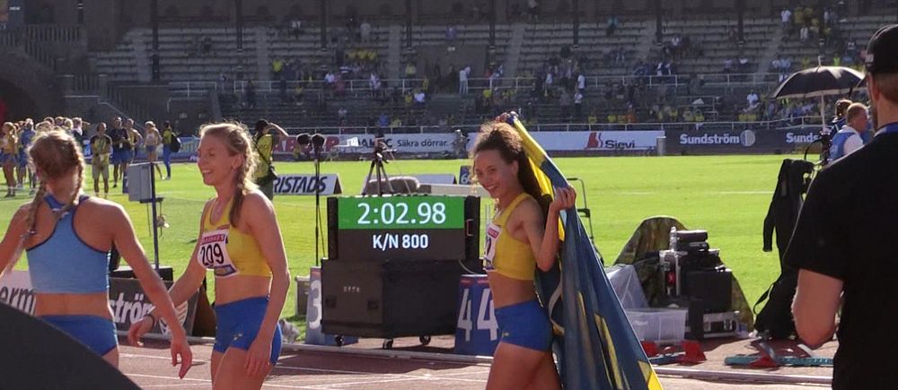 Yolanda Ngarambe håller i den svenska flaggan på löpbanan