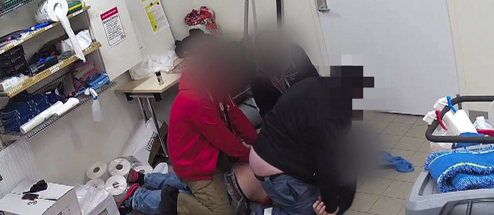 Tre personer, varav den åtalade väktaren, brottar ned målsägaren som greps för att han hade snattat en glass.