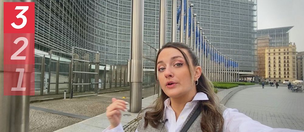 SVT:s reporter Aida Arslanovic utanför EU kommissionen i Bryssel.