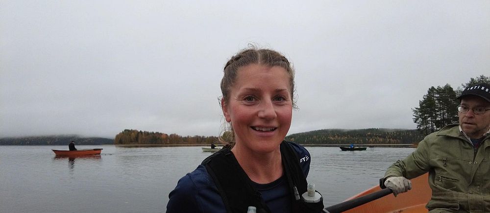 en kvinna i en roddbåt på Åmträsket