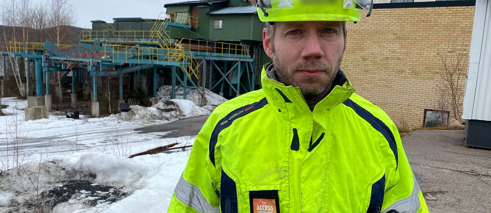 Johan Olofsson, teknisk chef SCA står på Lugnvikssågen