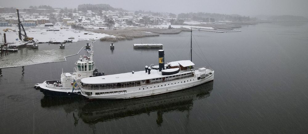 SS Norrtelje blir bogserad mot Stockholm