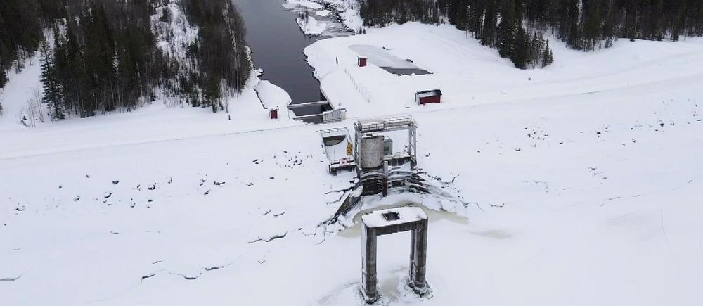 Juktans kraftstation i vintermiljö från drönare