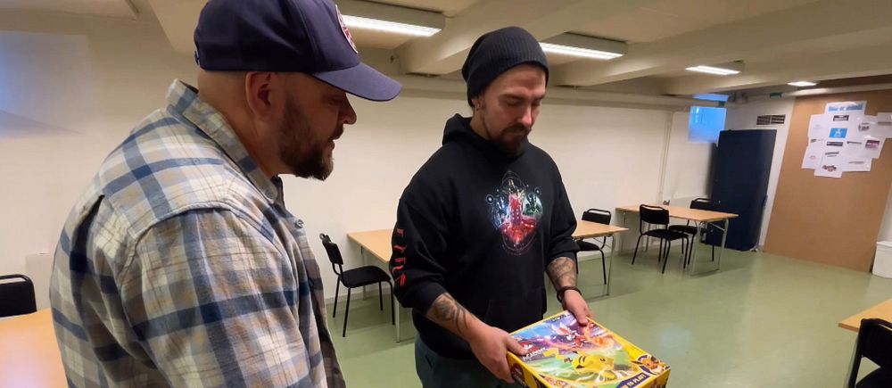två män med ett sällskapsspel