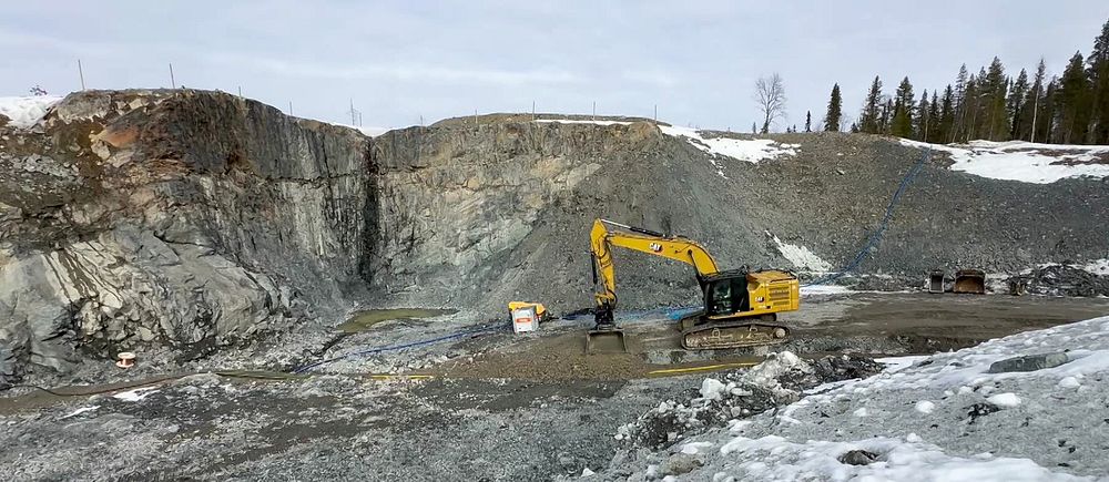 Gul grävmaskin jobbar vid nya guldgruvan i Vindelgransele.