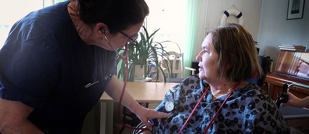 Sjuksköterska i Säffle undersöker person på boende