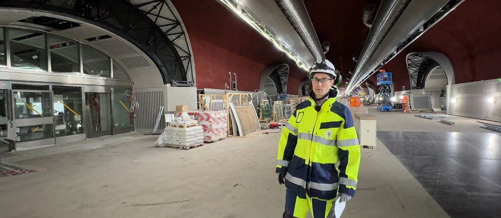 Följ med ner  i en nästan färdig tunnelbanehall inomhus vid Slussen.