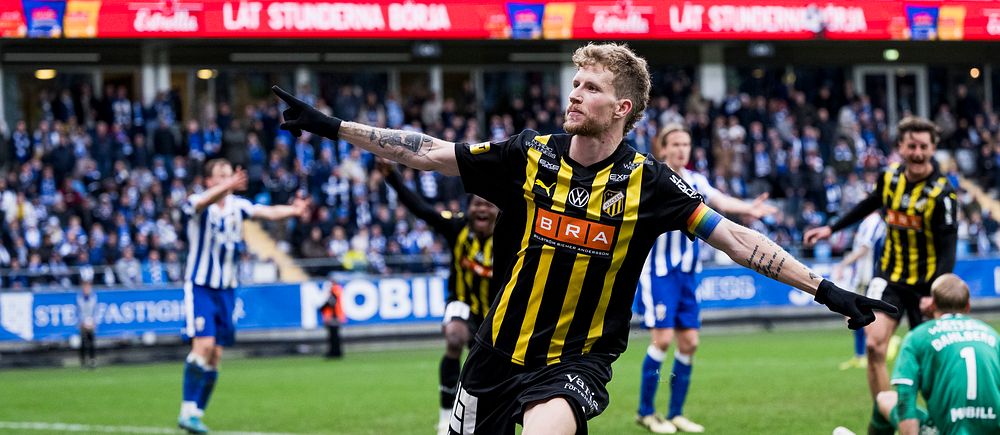 Fotbollsspelare jubilerar efter mål i match mot rivaliserande lag.