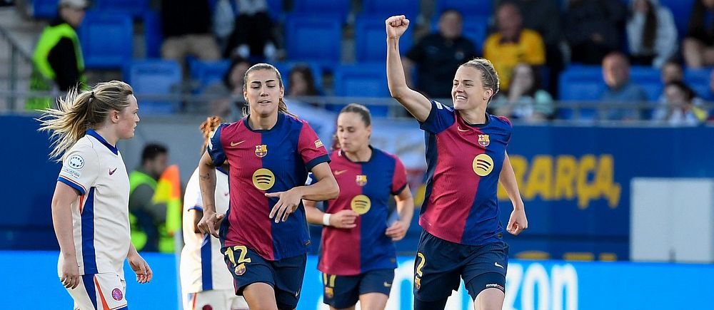 Fotbollsspelare från Barcelona firar mål mot Chelsea på planen.