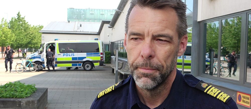 Patrik Isacsson, polismästare, utanför polishuset i Helsingborg.