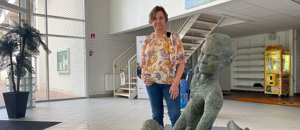 Olofströms kulturchef Anna Lundberg vid skulpturen Ojust tackling