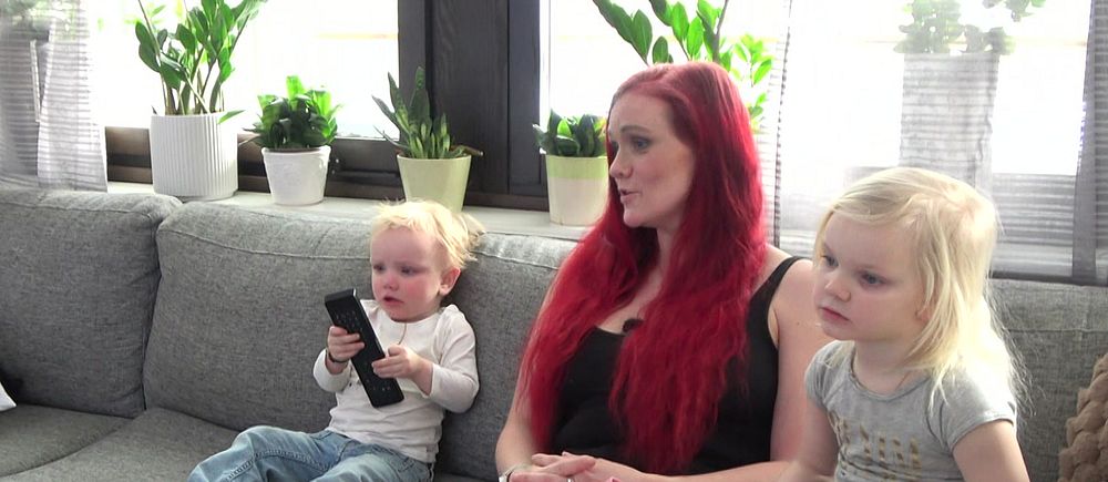 Madzine Hedman med två barn i soffan.