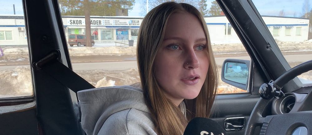 En person i bilintervju med SVT-mikrofon.
