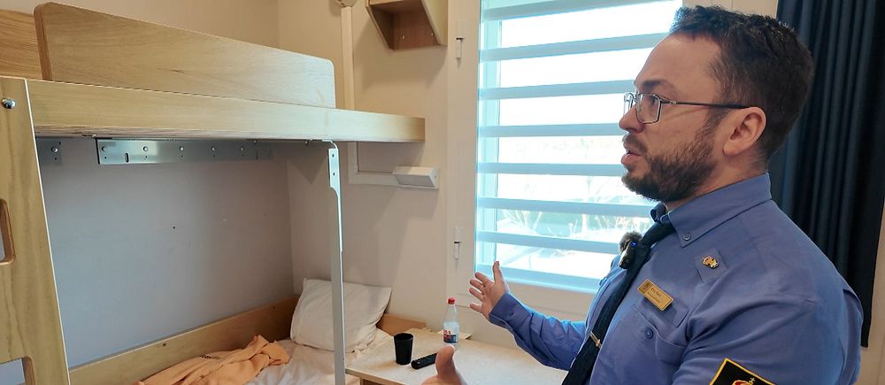 Kriminalvårdschef Adrian Russo visar en fängelsecell på kvinnoanstalten Hinseberg.