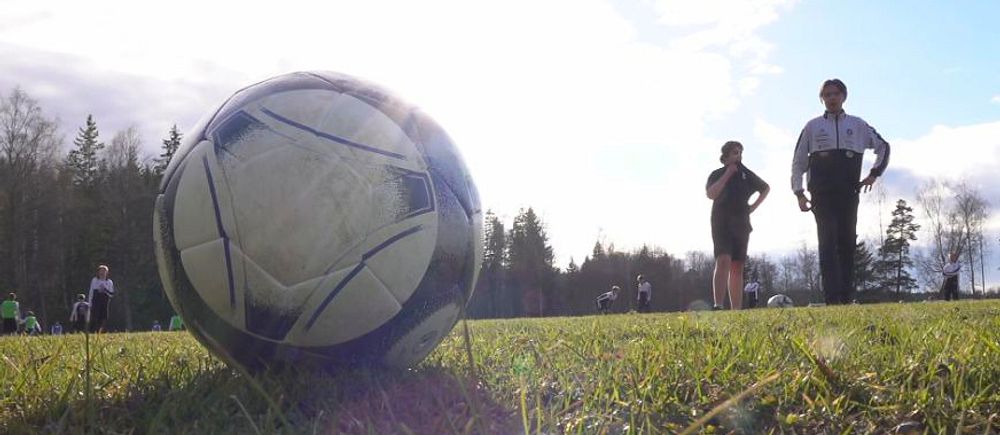 En ung fotbollsspelare förbereder sig på att hämta bollen