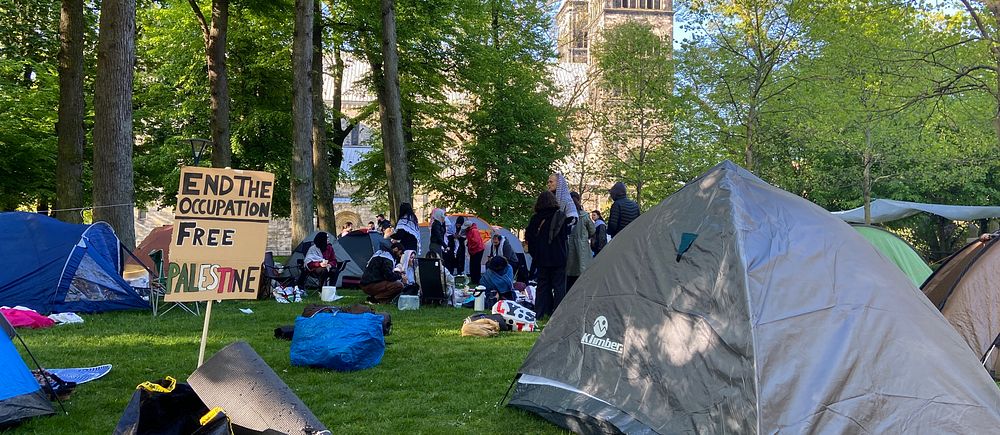 Tält framför domkyrkan i Lund