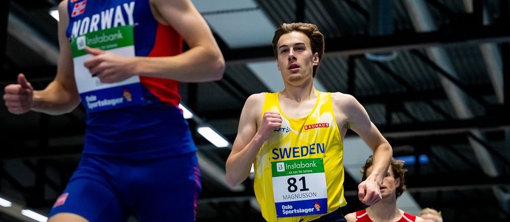 Flera löpare tävlar inomhus, främst syns svenska, norska och danska löpare i spåret.