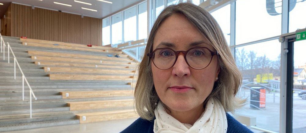 Cecilia Bjursell, prorektor vid Mälardalens universitet, står framför en trappa på universitetet.
