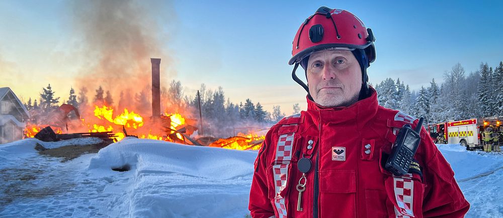 Leif Ekström, insatsledare hos räddningstjänsten står framför en ladugårdbrand i Vikbäcken.