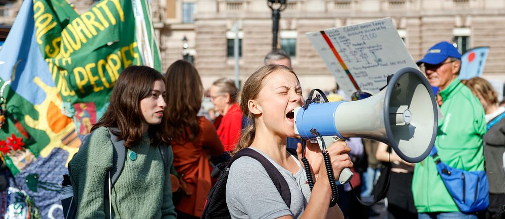 Greta Thunberg i samband med en klimatstrejk på Mynttorget i Stockholm ropar i megafon vid en manifestation anordnad av Fridays For Future som fyller fem år.