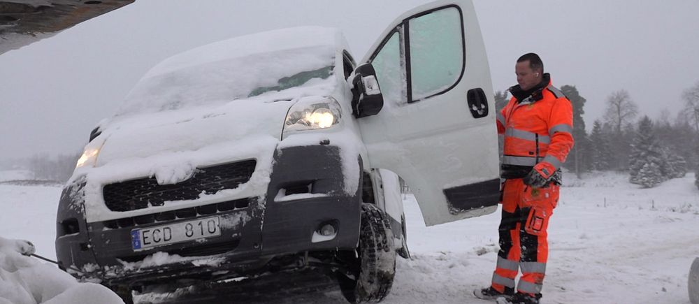Bärgaren Jacob drar upp en bil ur diket