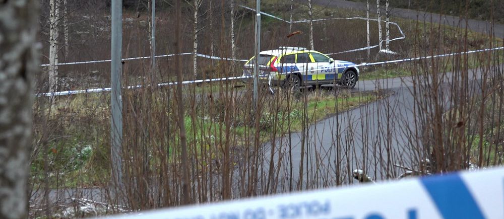 Polisbil vid mordplatsen