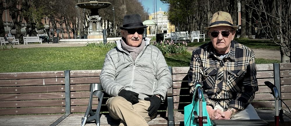 Yngve Söderström och Kenneth Larsson sitter på en parkbänk