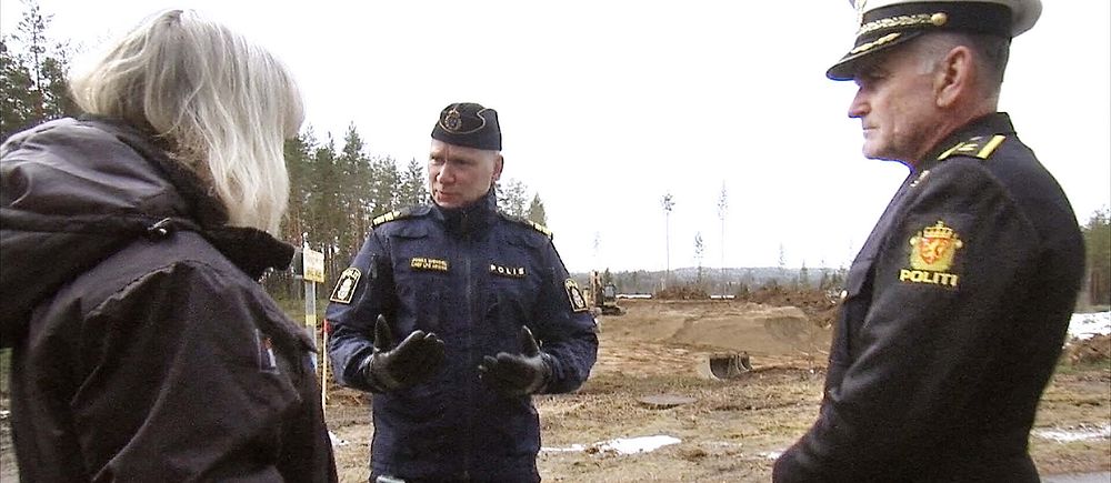 Två polischefer vid bygget av den nya polisstationen på gränsen mellan Sverige och Norge.