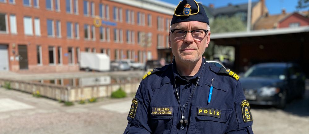 en polis framför polishuset i Borlänge