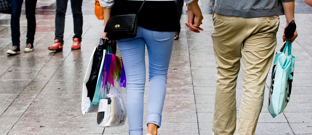 Två personer med shoppingkassar.