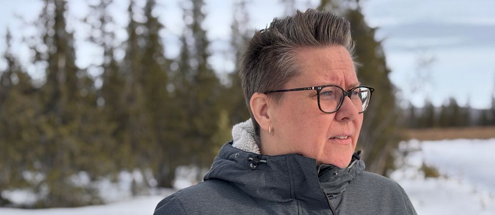 Kyrkogårdschefen Ann-Sofie Fjellborg blickar ut mot den nya begravningsplatsen i Kiruna.
