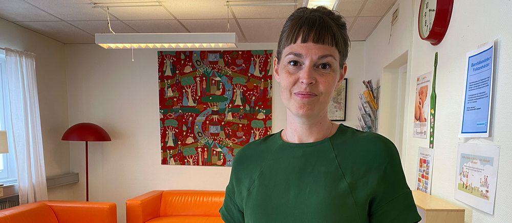 Psykologen Lina Blomgren som arbetar på BVC berättar om vad som påverkar föräldrars syn på föräldraskapet i dag.