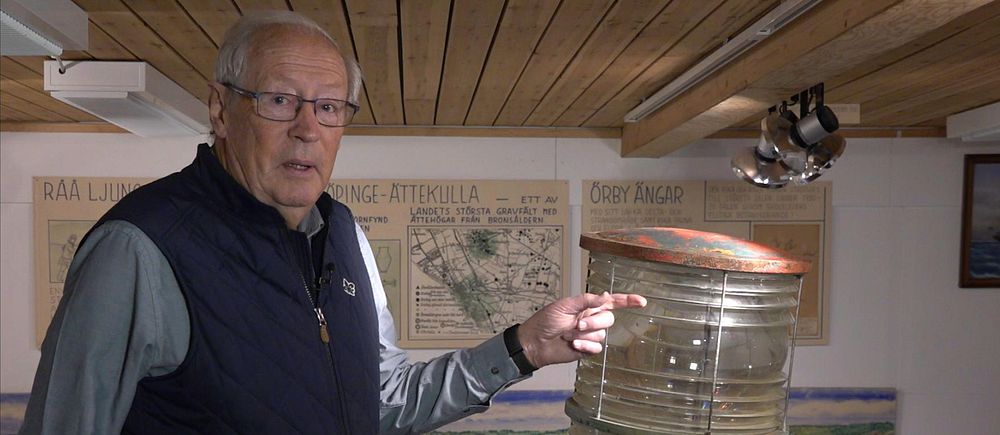 Hans-Ingvar Green visar upp det stulna prismat som kommit tillbaka efter tre år.