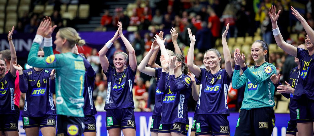 Sverige jublar efter segern i kvartsfinalen i damernas handbolls-VM mellan Sverige och Tyskland i Jyske Bank Boxen i Herning.