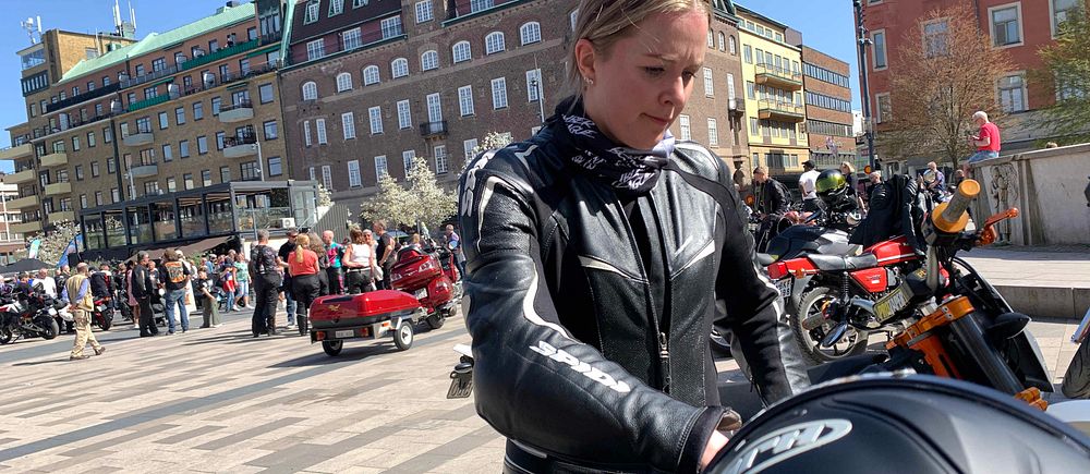 En kvinna vid en motorcykel på Fristadstorget i Eskilstuna
