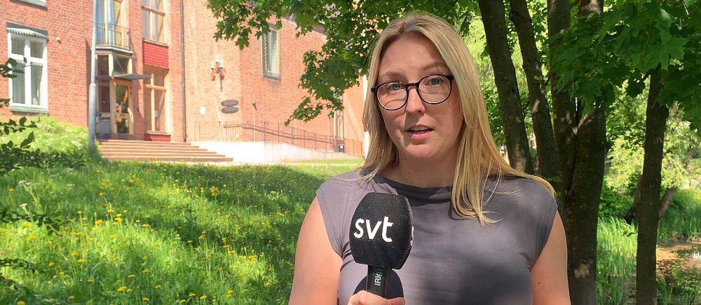 SVT:s reporter utanför hovrätten i Sundsvall.