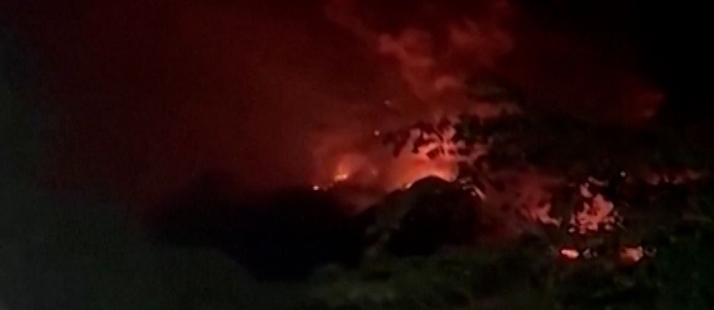 Vulkanen i indonesien, sprutar eld mot natthimmel