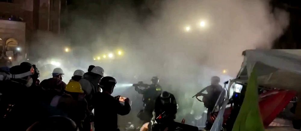 Protester vid UCLA, polis ingriper