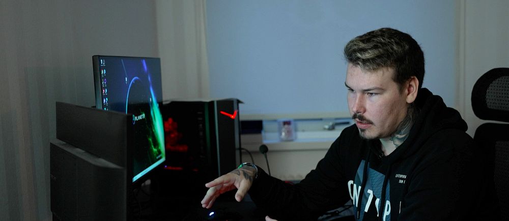 Oliwer Karlsson visar Counter-Strike-skins