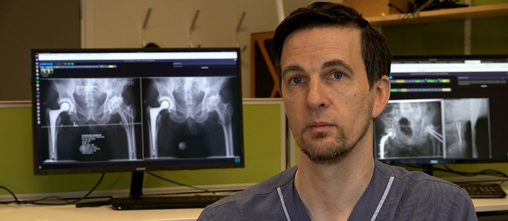 Max Gordon framför två datorskärmar med röntgenbilder
