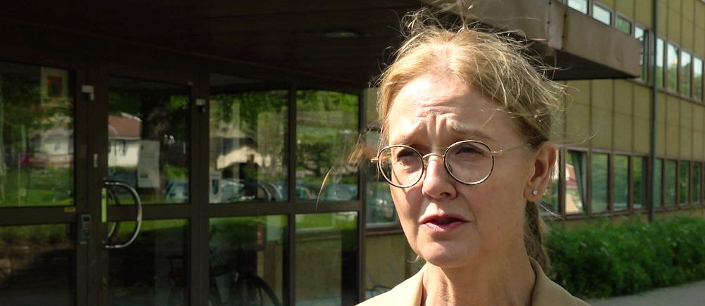hälso- och sjukvårdsdirektören Åsa Dedering står med beige kavaj utomhus.