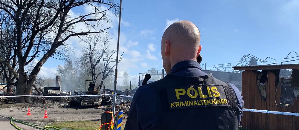 Polisens kriminaltekniker på plats vid Halmstad äventyrsland efter branden.