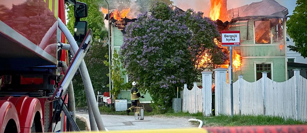 Ett flerfamiljshus brinner ner i centrala Bergsjö