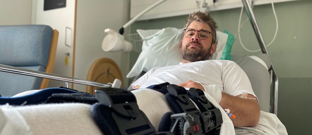 Björn Wennberg ligger i en sjukhussäng. Hans båda ben är fixerade med skenor sedan han slitit av lårens muskelfästen.
