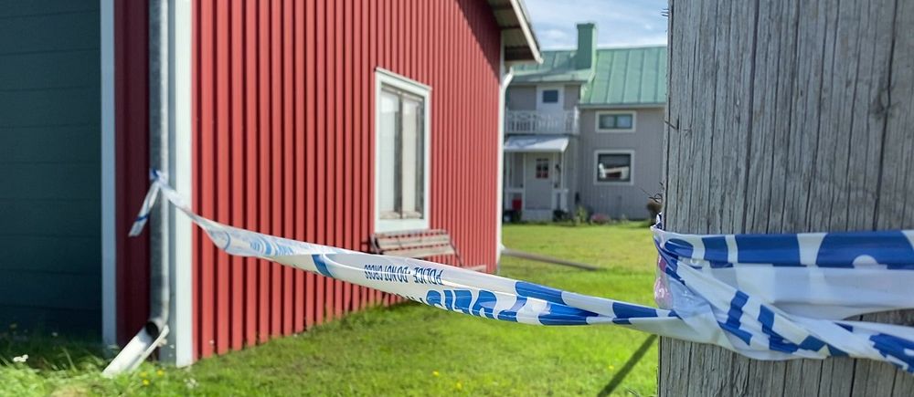 Den avspärrade gården till villan.