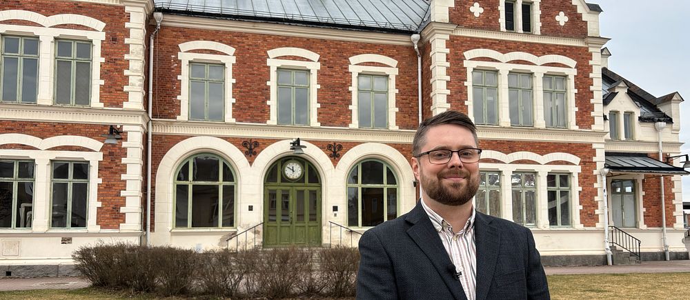 ett kommunalråd framför ett stationshus i Vansbro